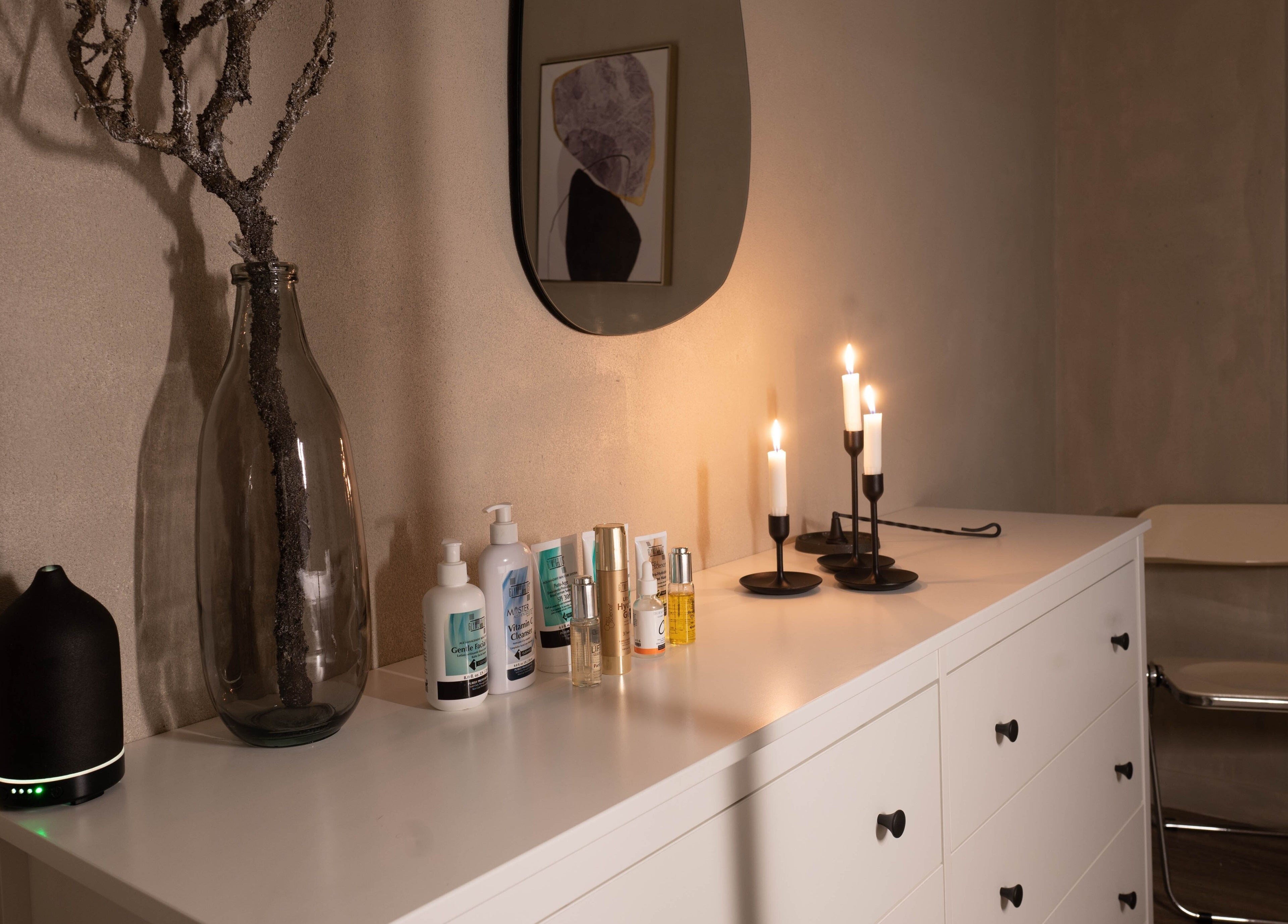 Espace détente chez Dermarica, Montréal, Québec, CA avec bougies et produits de soins.