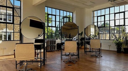 Spacious salon with large windows at Hannah Domney - Hackney, London, England, GB. Modern and elegant interior.