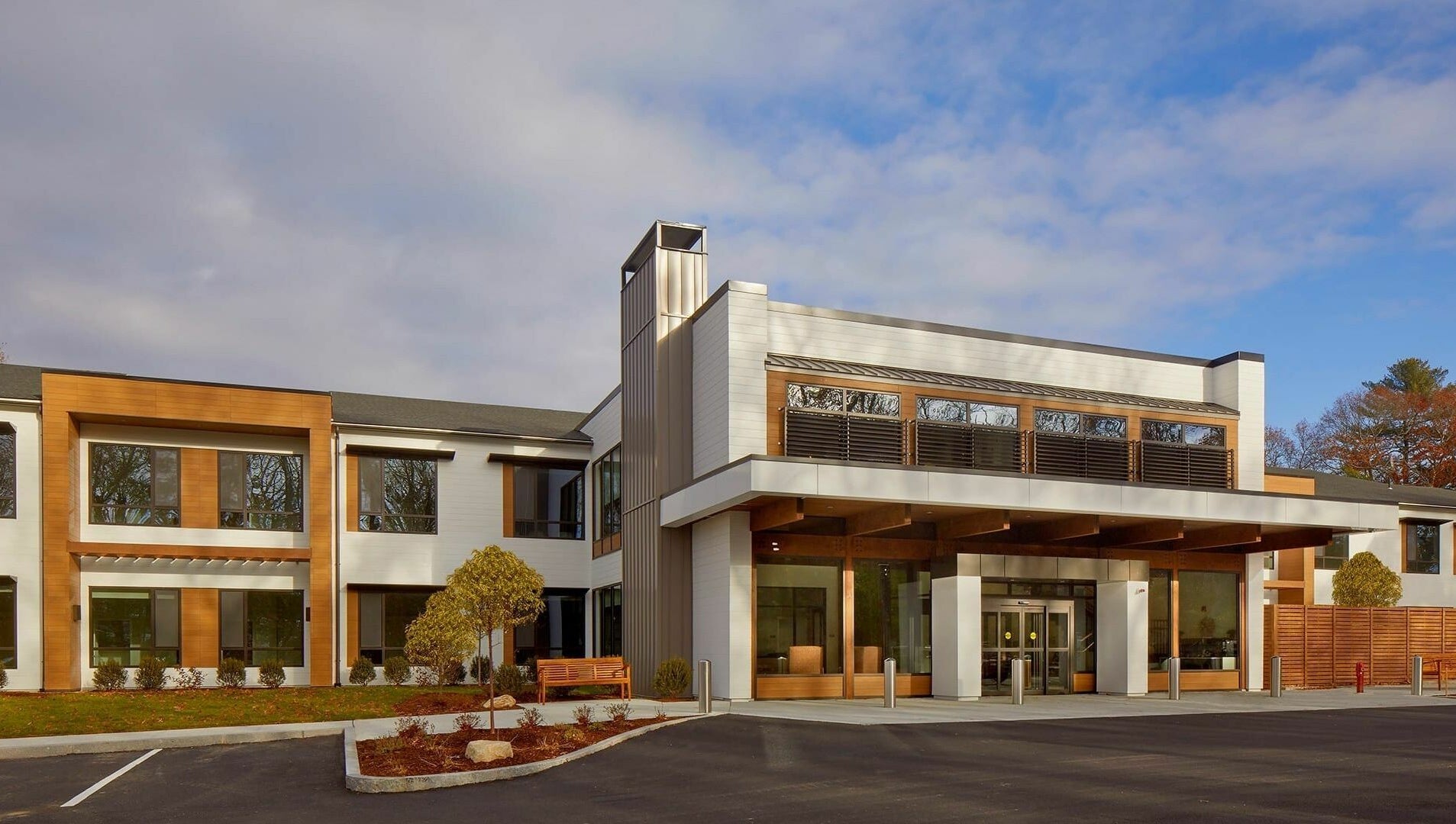 Front view of Cordwainer Bliss Salon, Norwell, Massachusetts. Modern architecture with large windows.