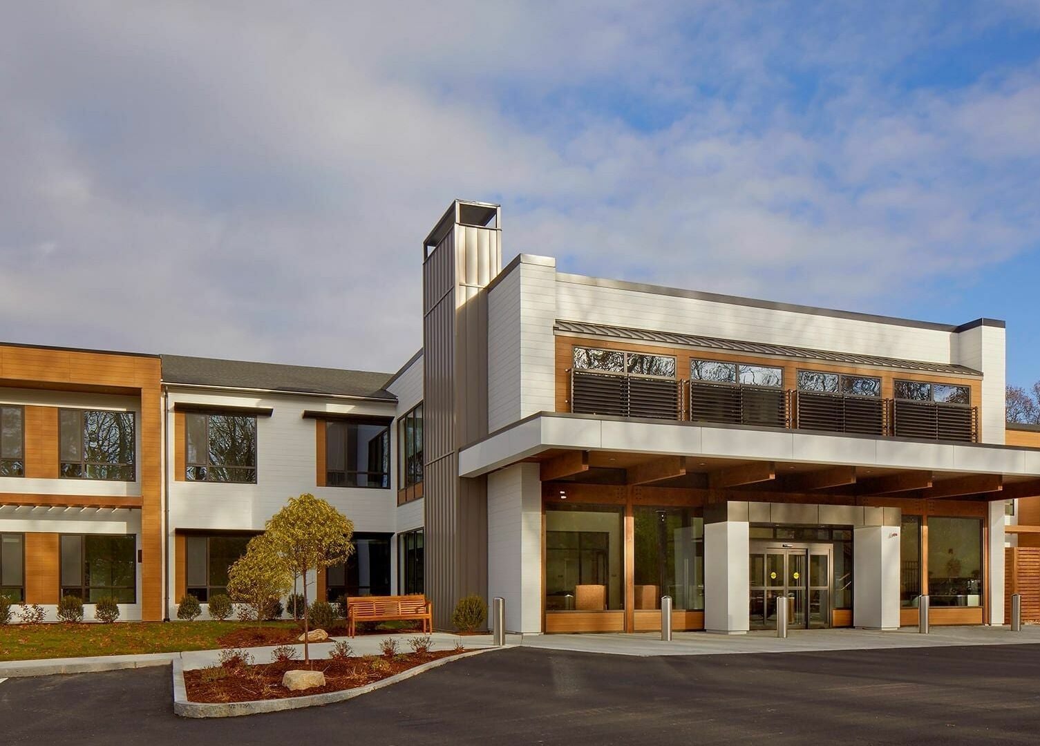Front view of Cordwainer Bliss Salon, Norwell, Massachusetts. Modern architecture with large windows.