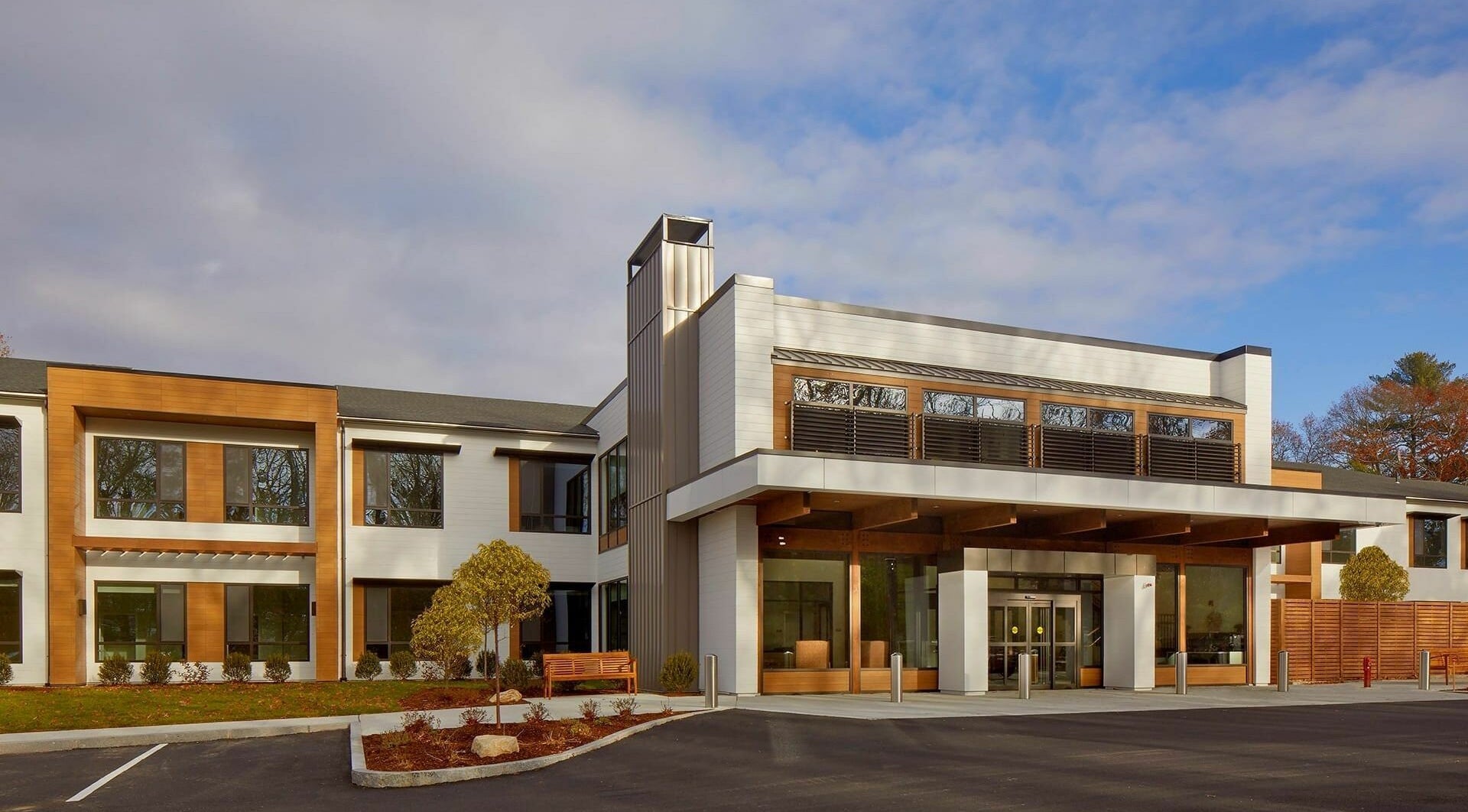 Front view of Cordwainer Bliss Salon, Norwell, Massachusetts. Modern architecture with large windows.