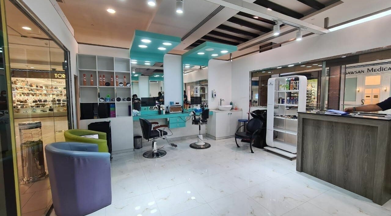 Katakeet Kids Saloon's modern interior in Dubai, Dubai, AE, showcasing chairs, mirrors, and vibrant decor.