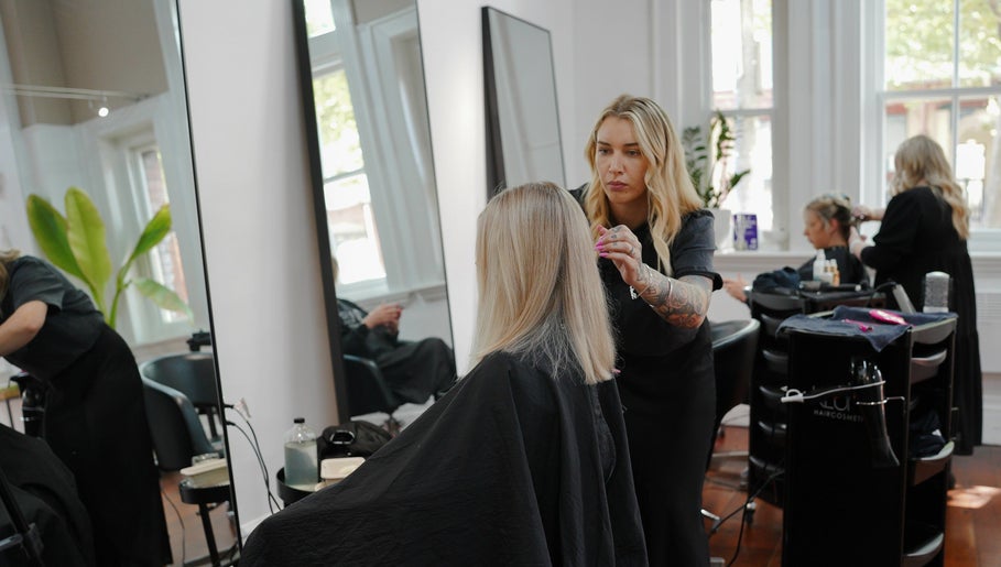 Blondíe Hair Artistry image 1