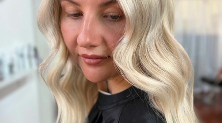 Blondíe Hair Artistry image 3