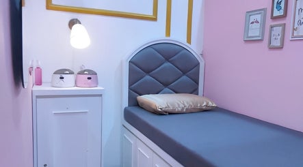 Cozy treatment room at Pink Parlour Plaza Indonesia, Daerah Khusus Ibukota Jakarta, ID with modern decor.