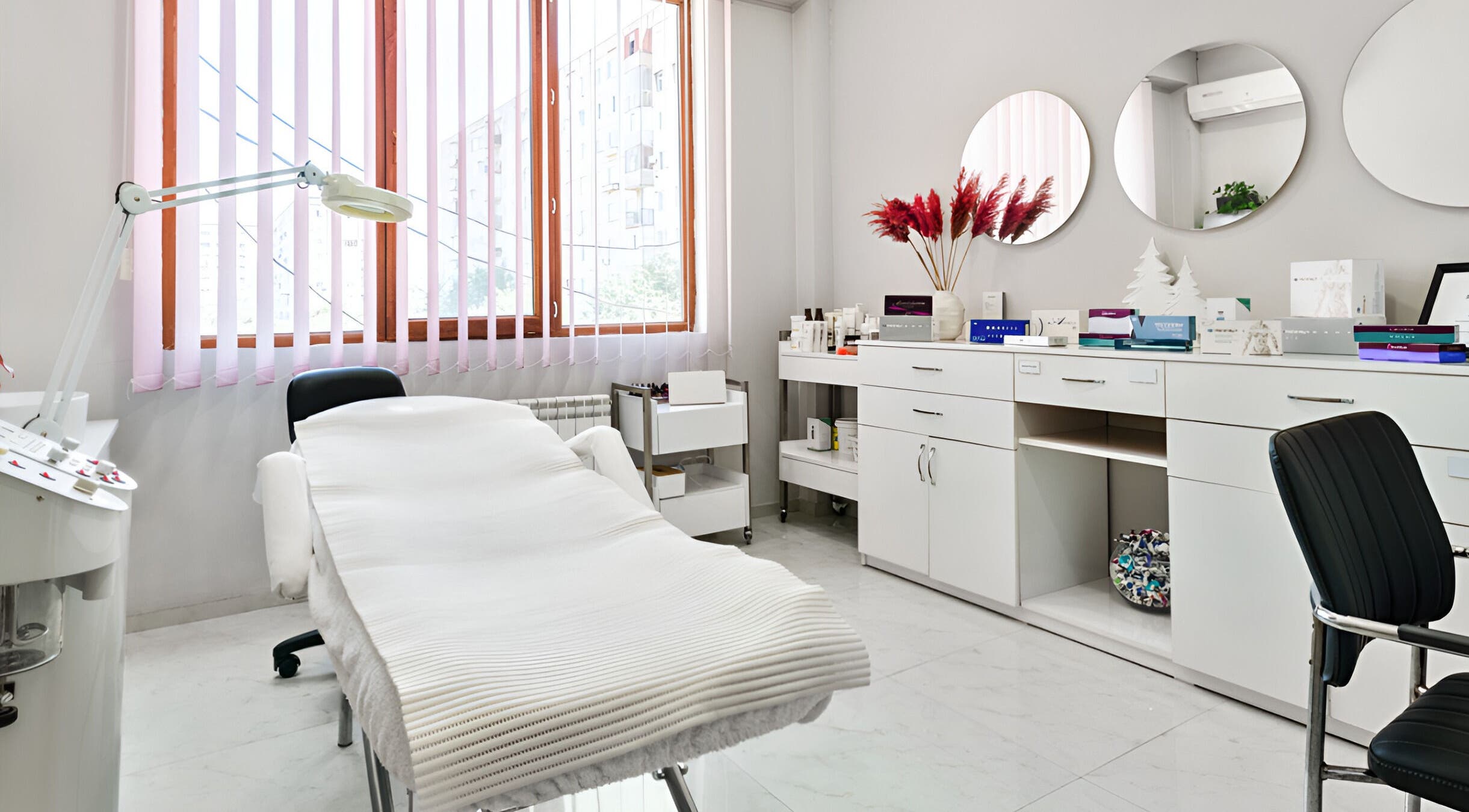 Tranquil treatment room at MG esthetica Madagoni in Rustavi, Kvemo Kartli, GE with spa bed and elegant decor.