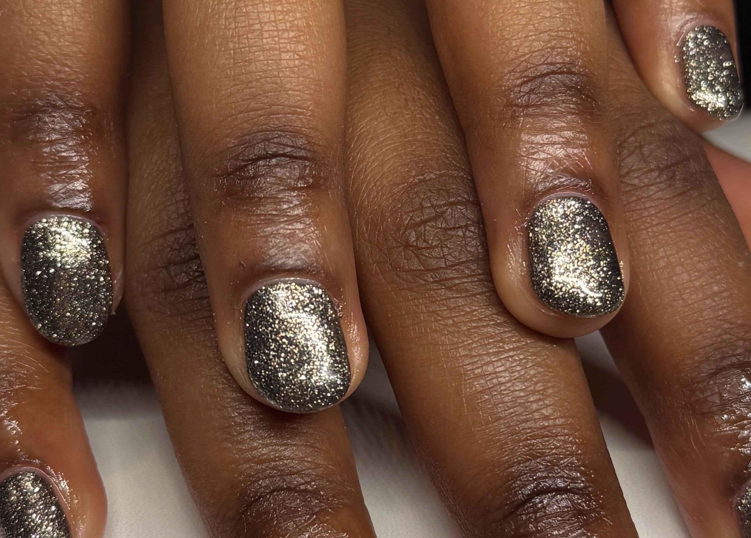 Sparkling gold nails at Billie’s Brows and Nails in Hastings, England, GB showcase exquisite artistry.