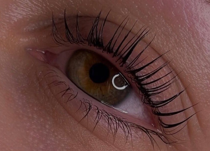 Close-up of styled eyelashes at Billie’s Brows and Nails in Hastings, England, GB, showcasing expert beauty care.