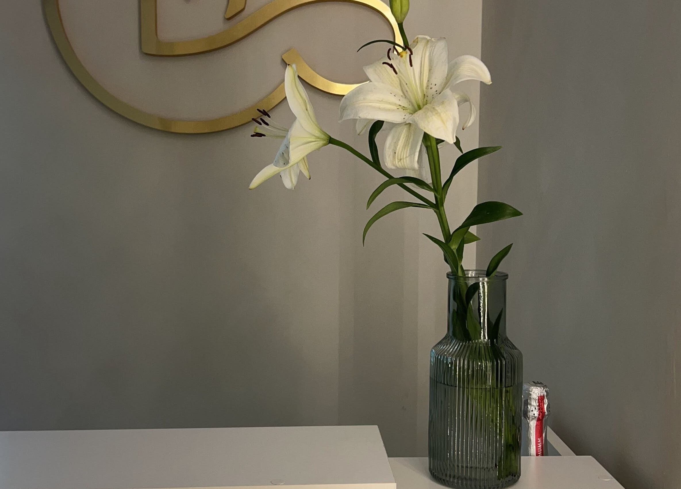 Flor blanca en jarrón en Dag Beauty Studio, Buenos Aires, Ciudad Autónoma De Buenos Aires, AR.