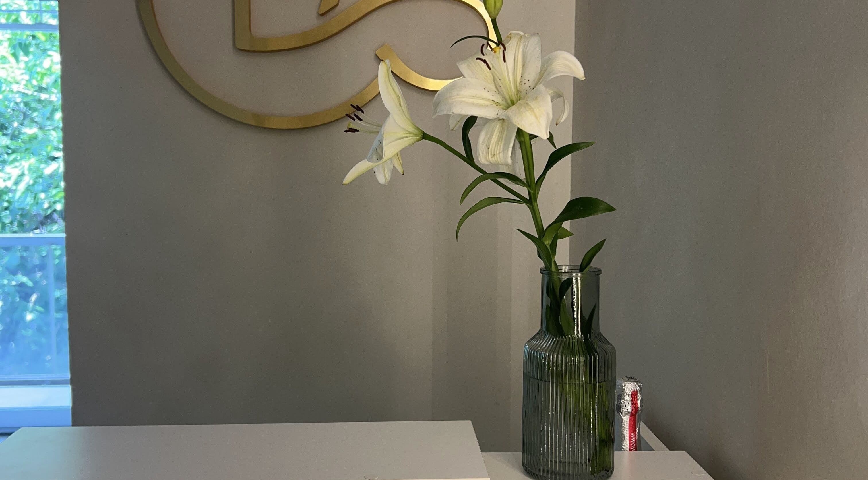 Flor blanca en jarrón en Dag Beauty Studio, Buenos Aires, Ciudad Autónoma De Buenos Aires, AR.
