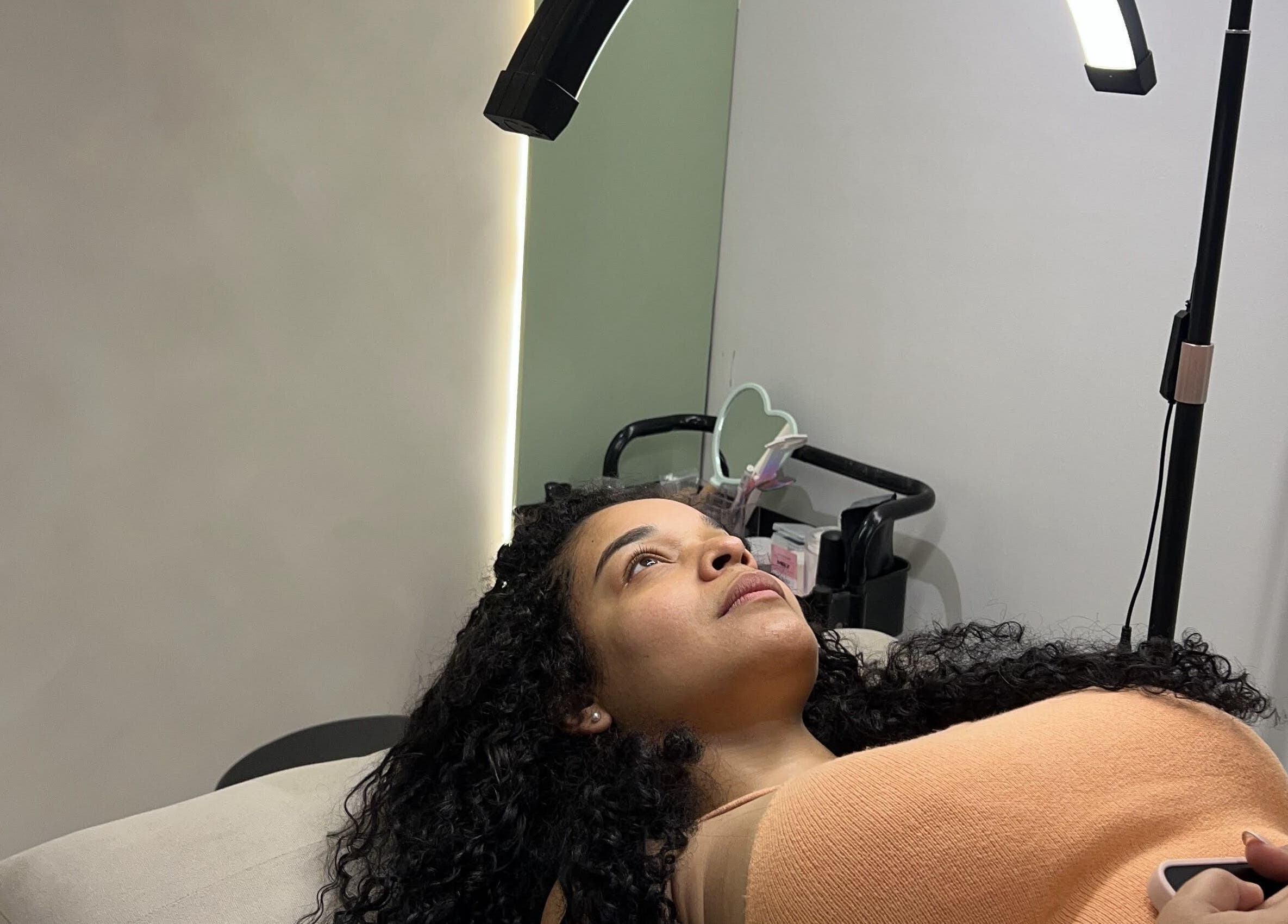 Cliente relajándose en Dag Beauty Studio, Buenos Aires, Ciudad Autónoma De Buenos Aires, AR, bajo luz profesional.