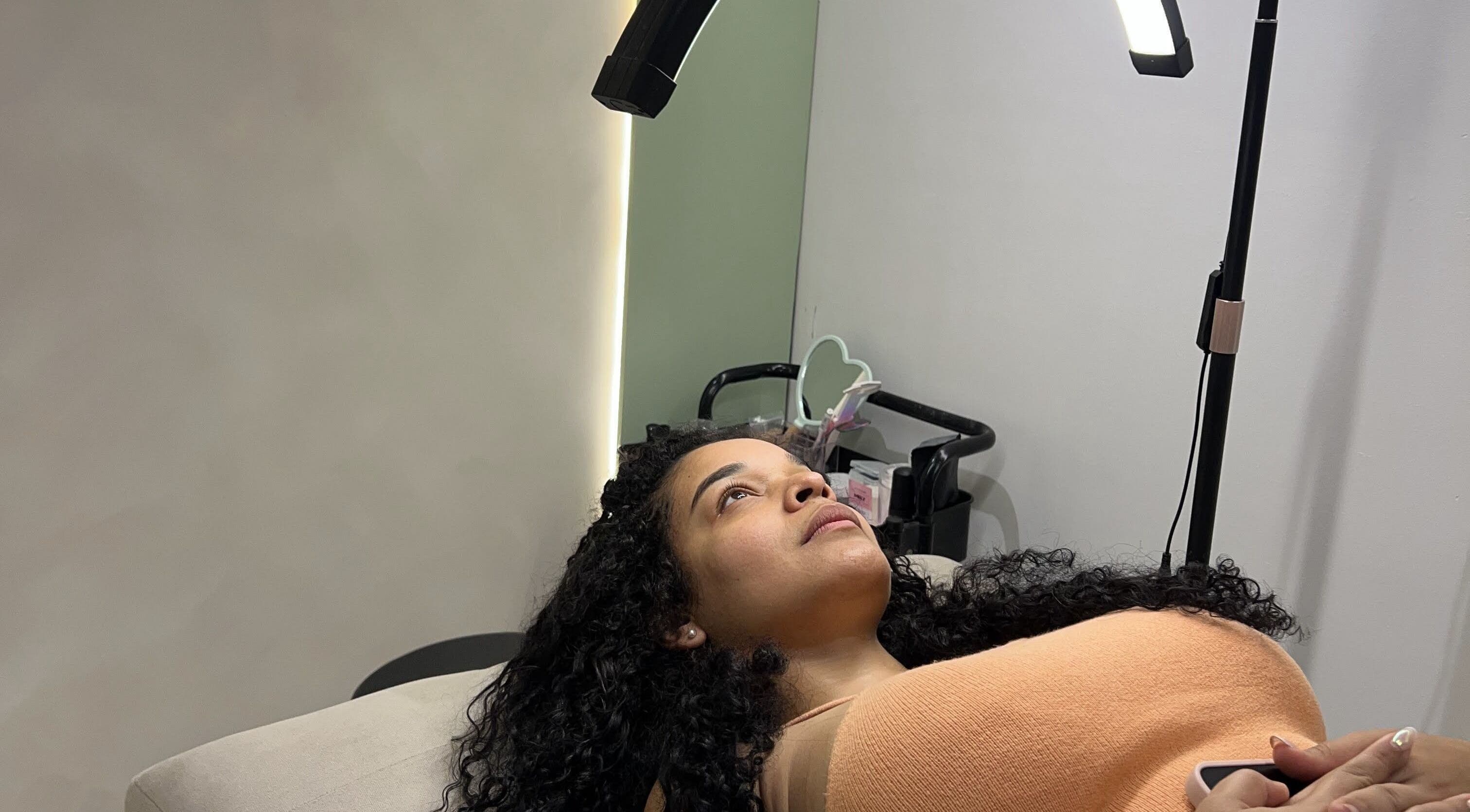 Cliente relajándose en Dag Beauty Studio, Buenos Aires, Ciudad Autónoma De Buenos Aires, AR, bajo luz profesional.