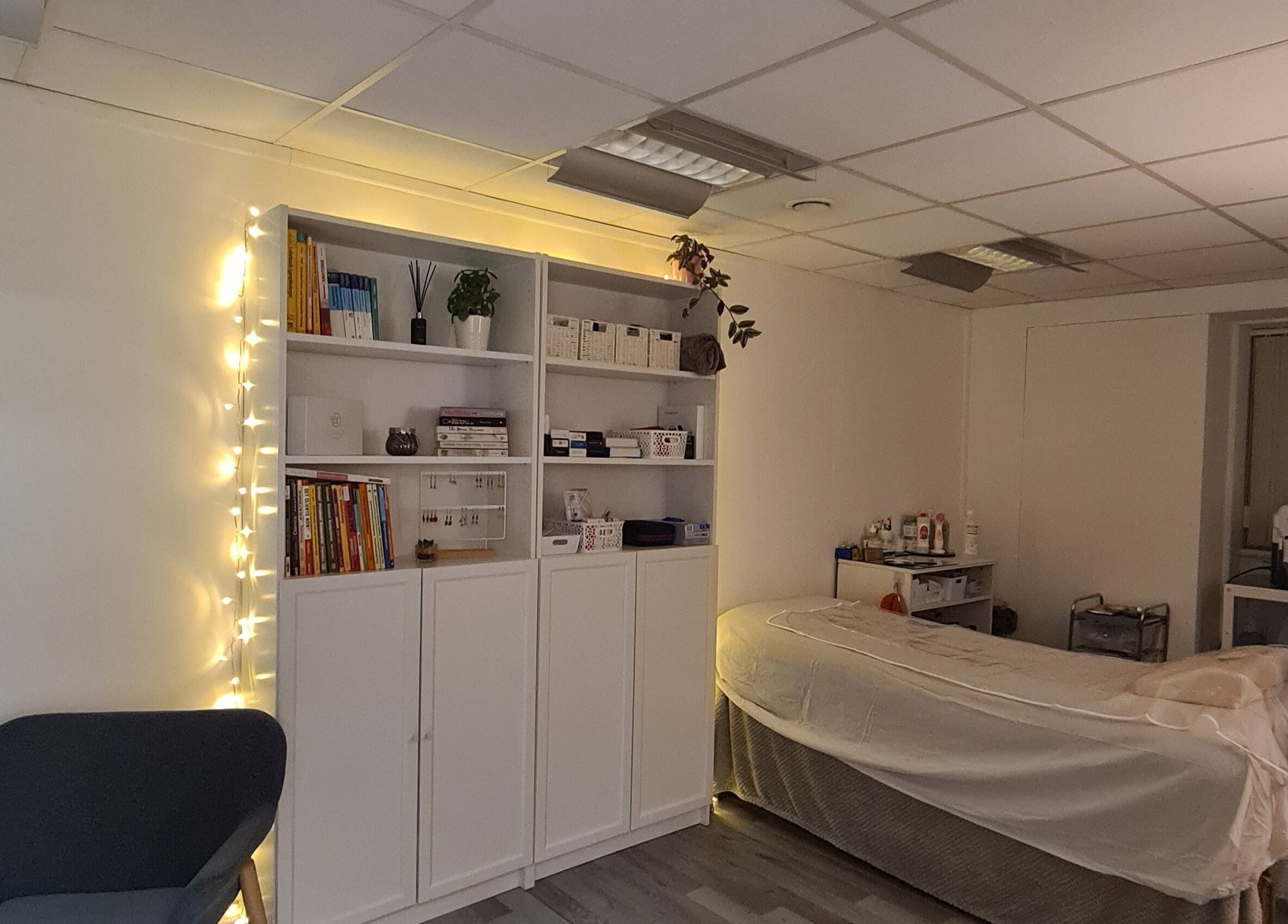 Relaxing treatment room at Diamond Aesthetics Kent, Whitstable, England, GB with cozy lights and a treatment bed.