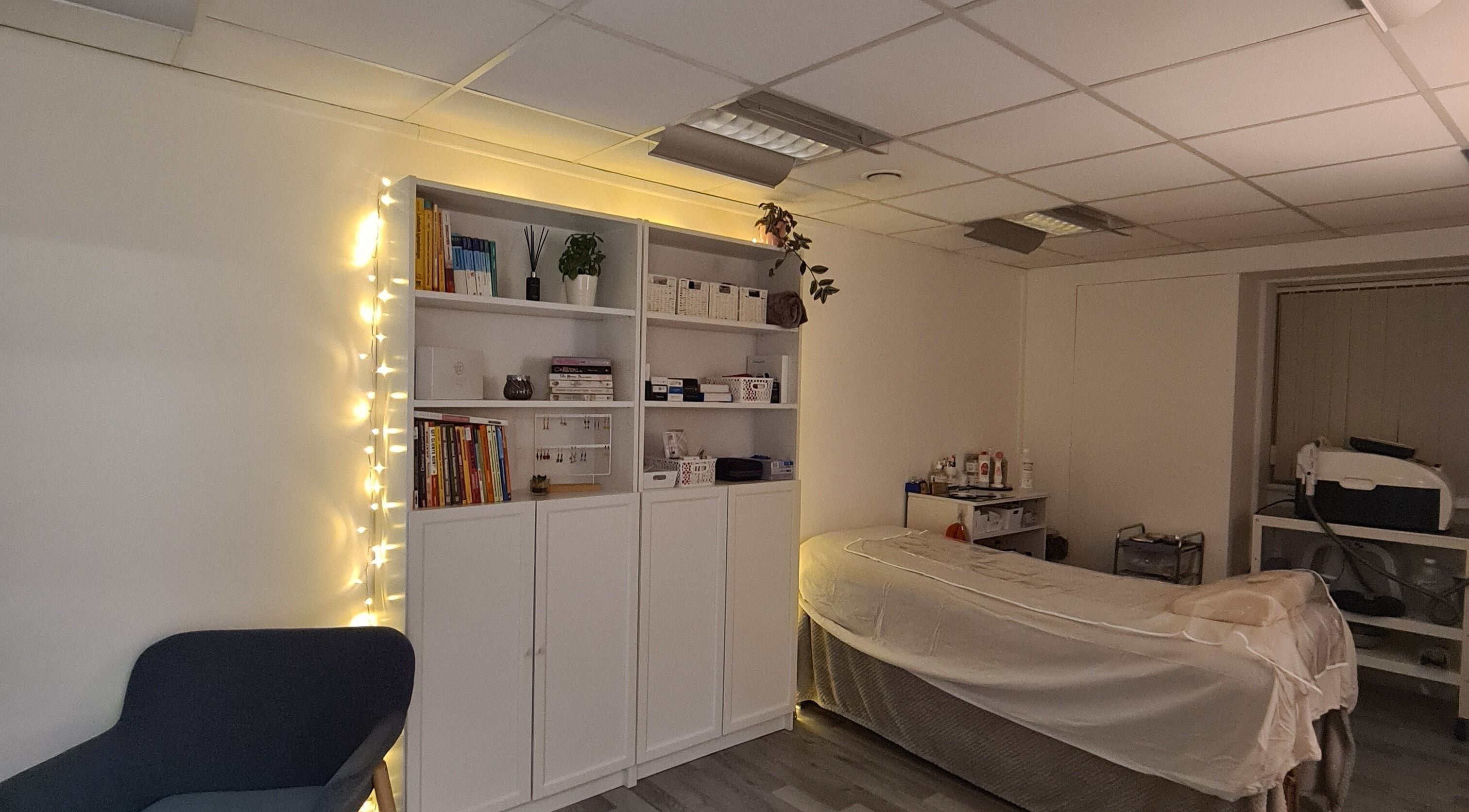 Relaxing treatment room at Diamond Aesthetics Kent, Whitstable, England, GB with cozy lights and a treatment bed.