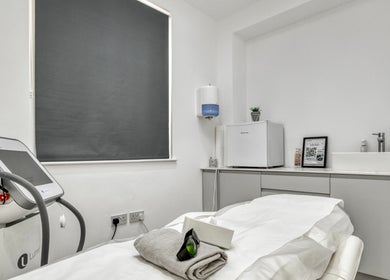 Simply Clinics - Chelsea treatment room, London, England, GB. Featuring a sleek design and advanced equipment.