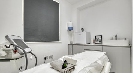 Simply Clinics - Chelsea treatment room, London, England, GB. Featuring a sleek design and advanced equipment.