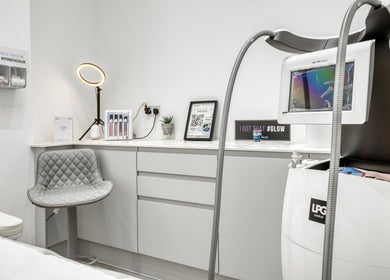Simply Clinics - Chelsea treatment room in London, England, GB, showcasing modern wellness equipment.