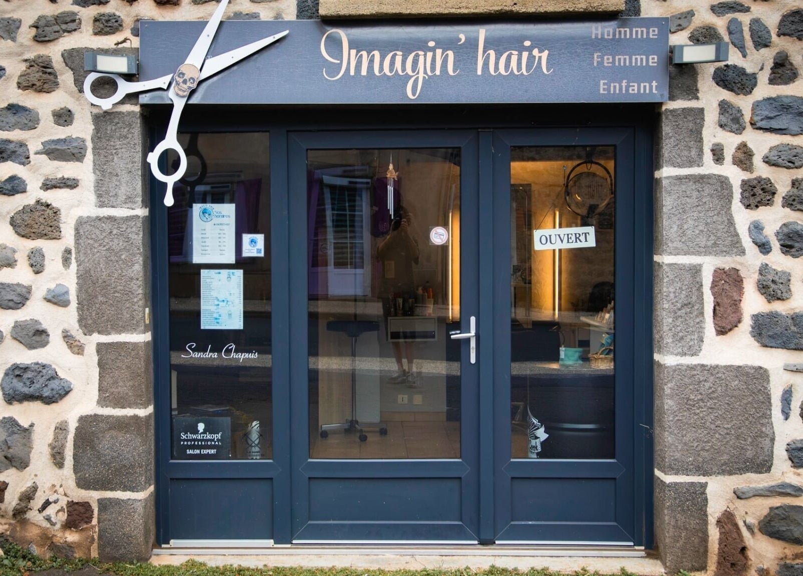 Entrée du salon Imagin'hair, Bains, Auvergne-rhône-alpes, FR avec des ciseaux décoratifs.