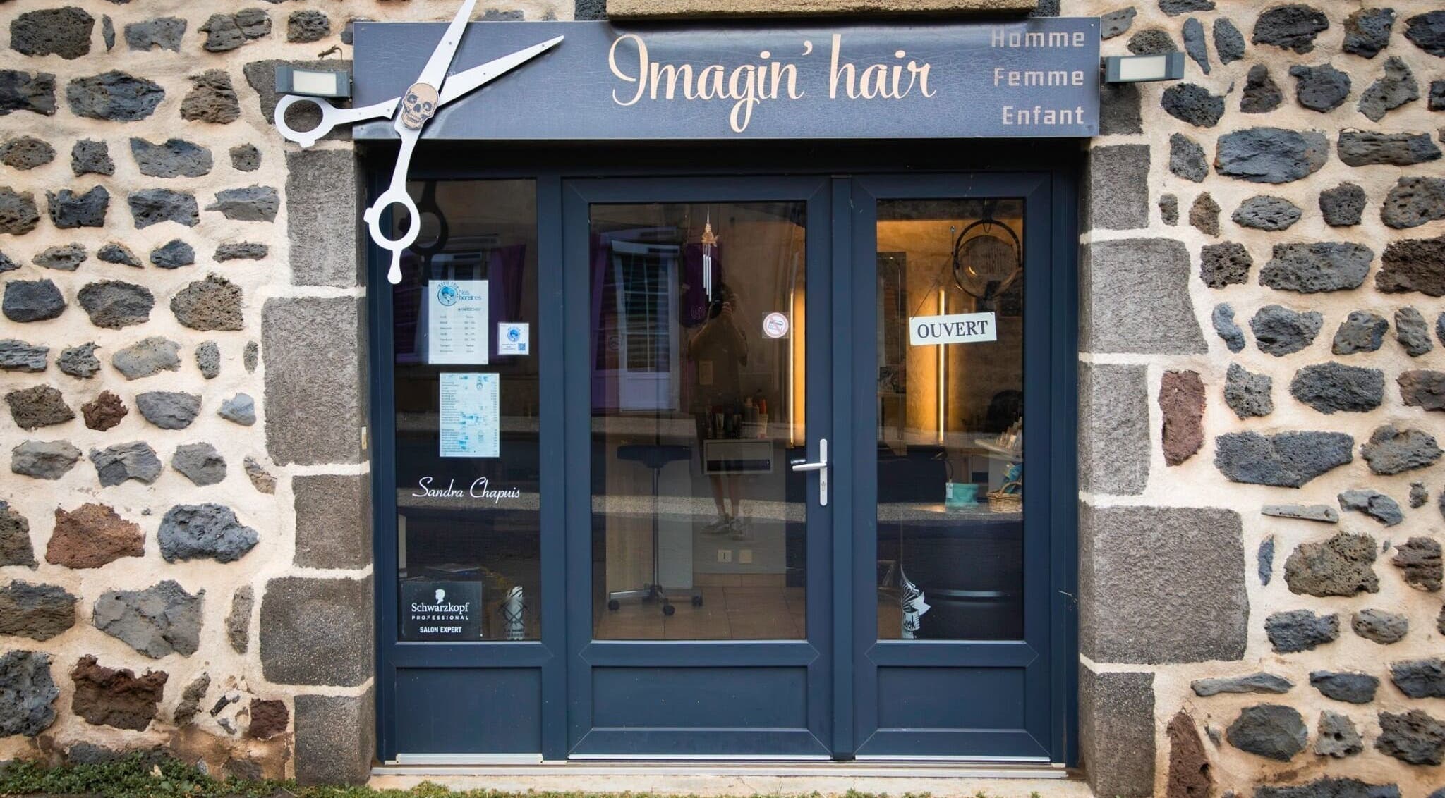 Entrée du salon Imagin'hair, Bains, Auvergne-rhône-alpes, FR avec des ciseaux décoratifs.