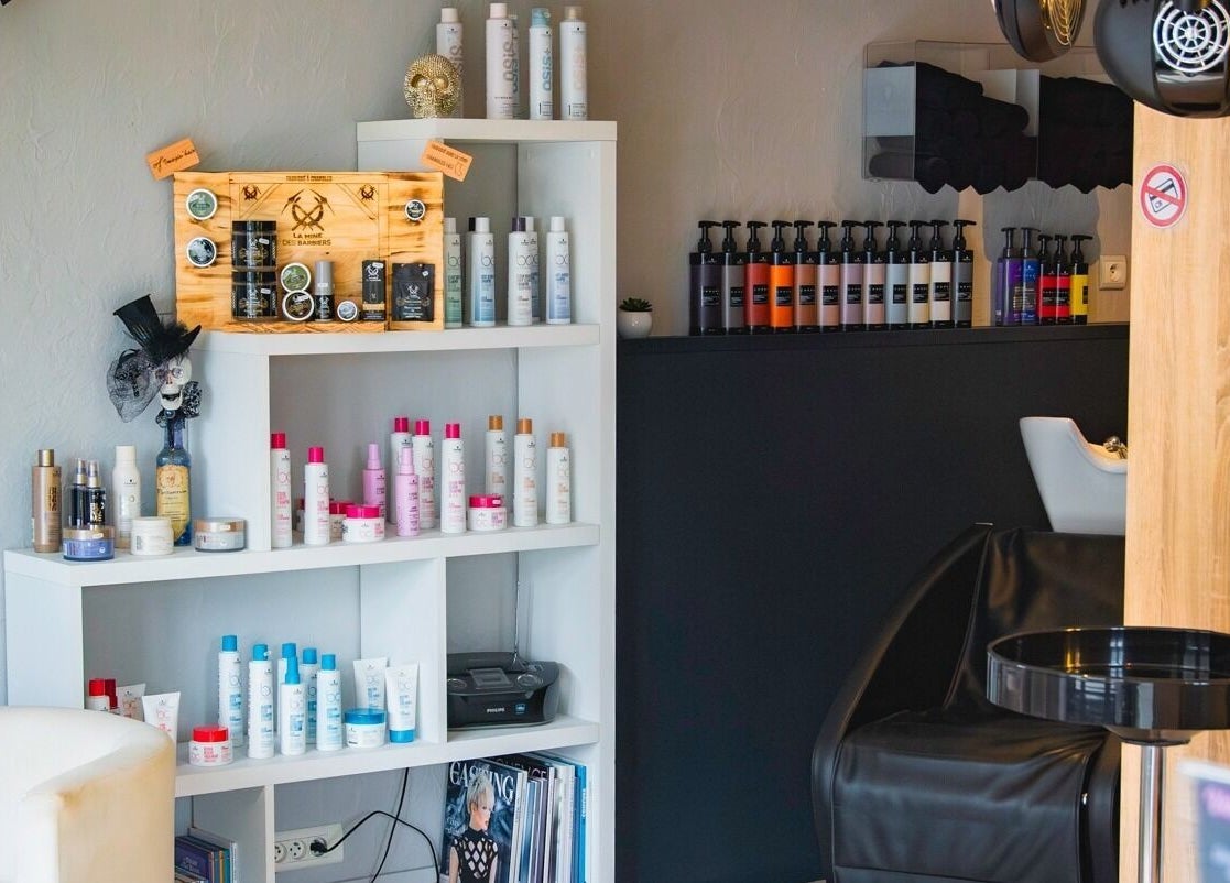 Étagère de produits capillaires chez Imagin'hair, Bains, Auvergne-rhône-alpes, FR, offrant soin et beauté.