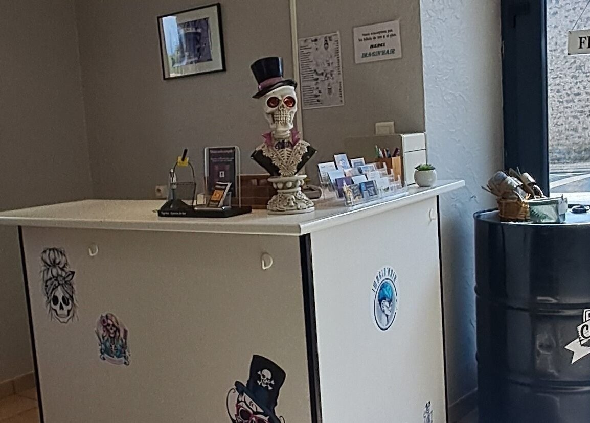 Entrée stylée chez Imagin'hair, Bains, Auvergne-rhône-alpes, FR avec décorations uniques sur le comptoir.