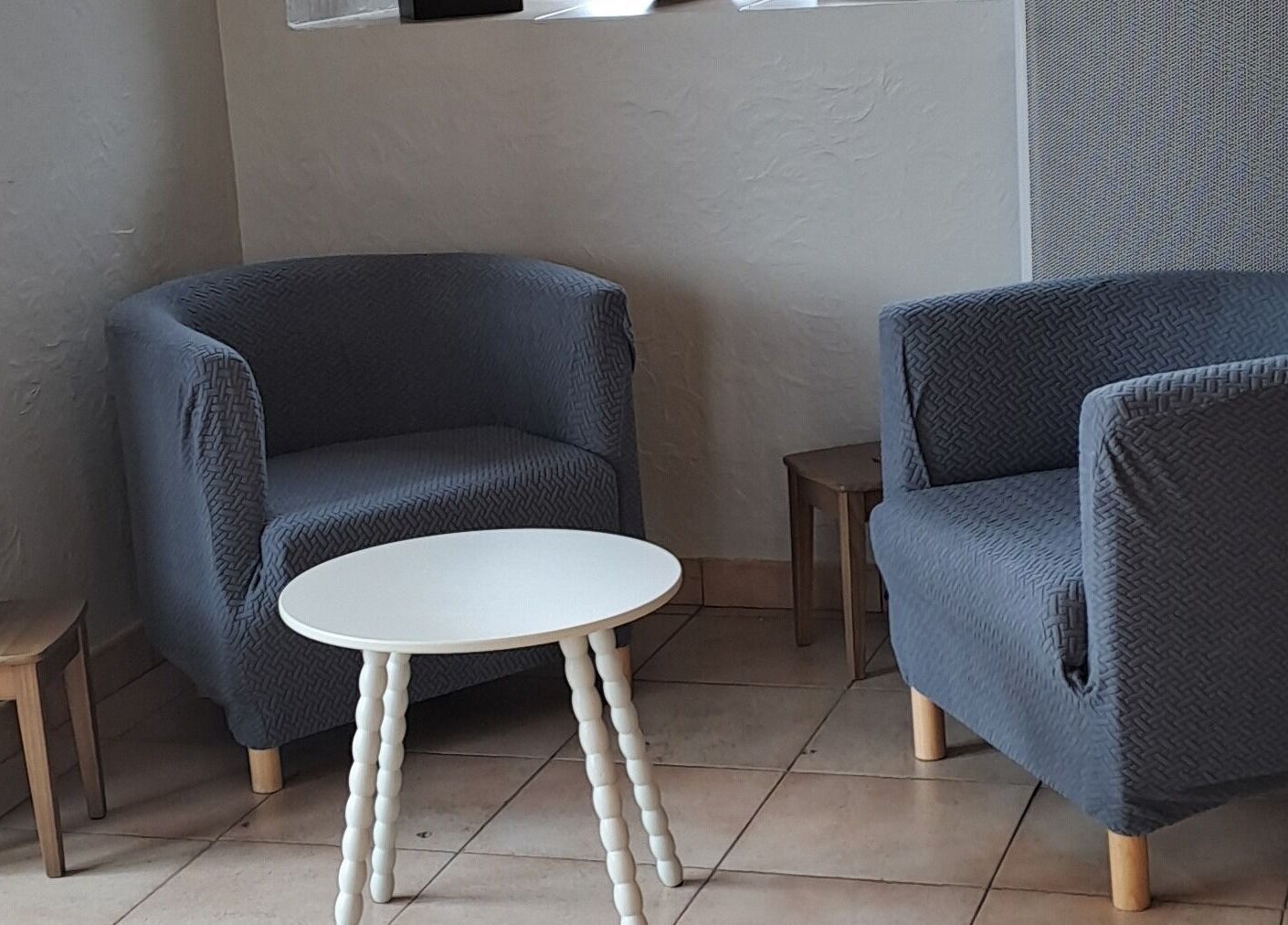 Coin salon accueillant chez Imagin'hair, Bains, Auvergne-rhône-alpes, FR.