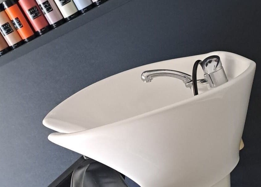 Élégant salon de coiffure chez Imagin'hair à Bains, Auvergne-rhône-alpes, FR avec produits capillaires de qualité.