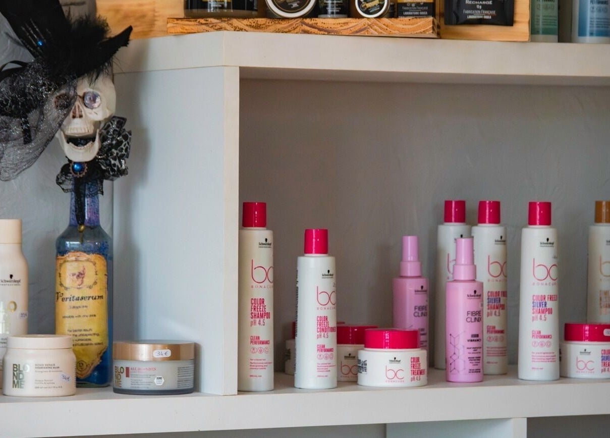 Produits capillaires chez Imagin'hair à Bains, Auvergne-rhône-alpes, FR, offrant des soins professionnels.