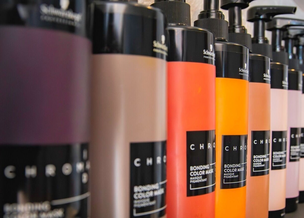 Produits coiffants colorés alignés chez Imagin'hair à Bains, Auvergne-rhône-alpes, FR.