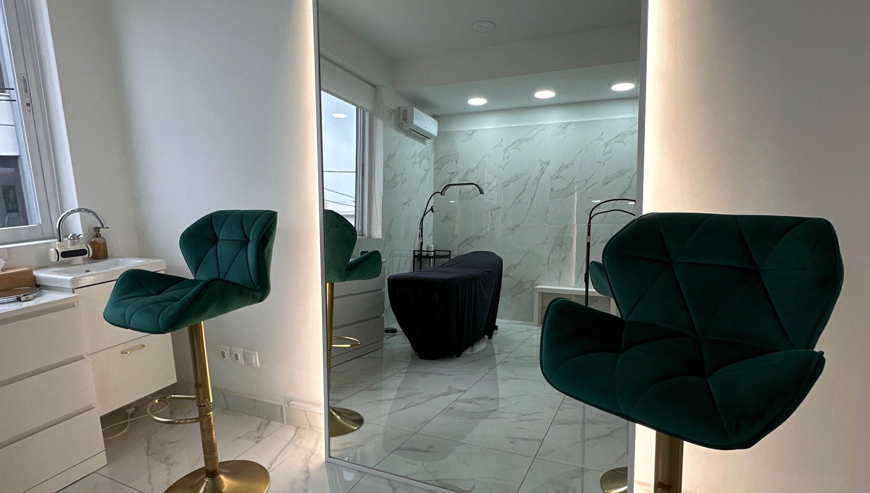 Εσωτερικό του Luxlashes by Mariana με πολυτελή καρέκλα στο Πειραιάς, GR.