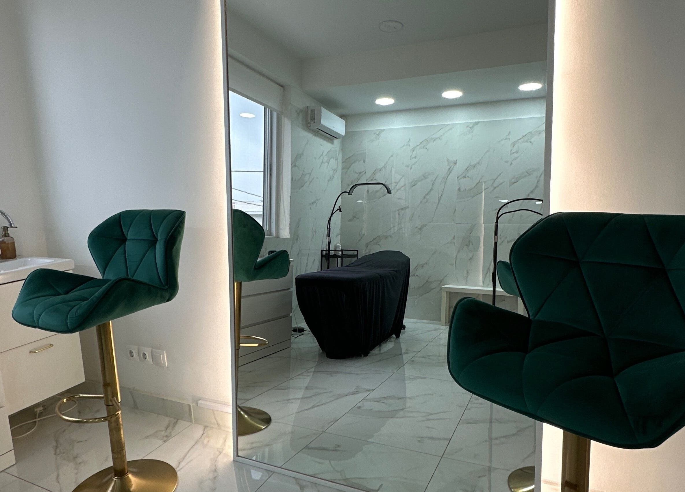 Εσωτερικό του Luxlashes by Mariana με πολυτελή καρέκλα στο Πειραιάς, GR.