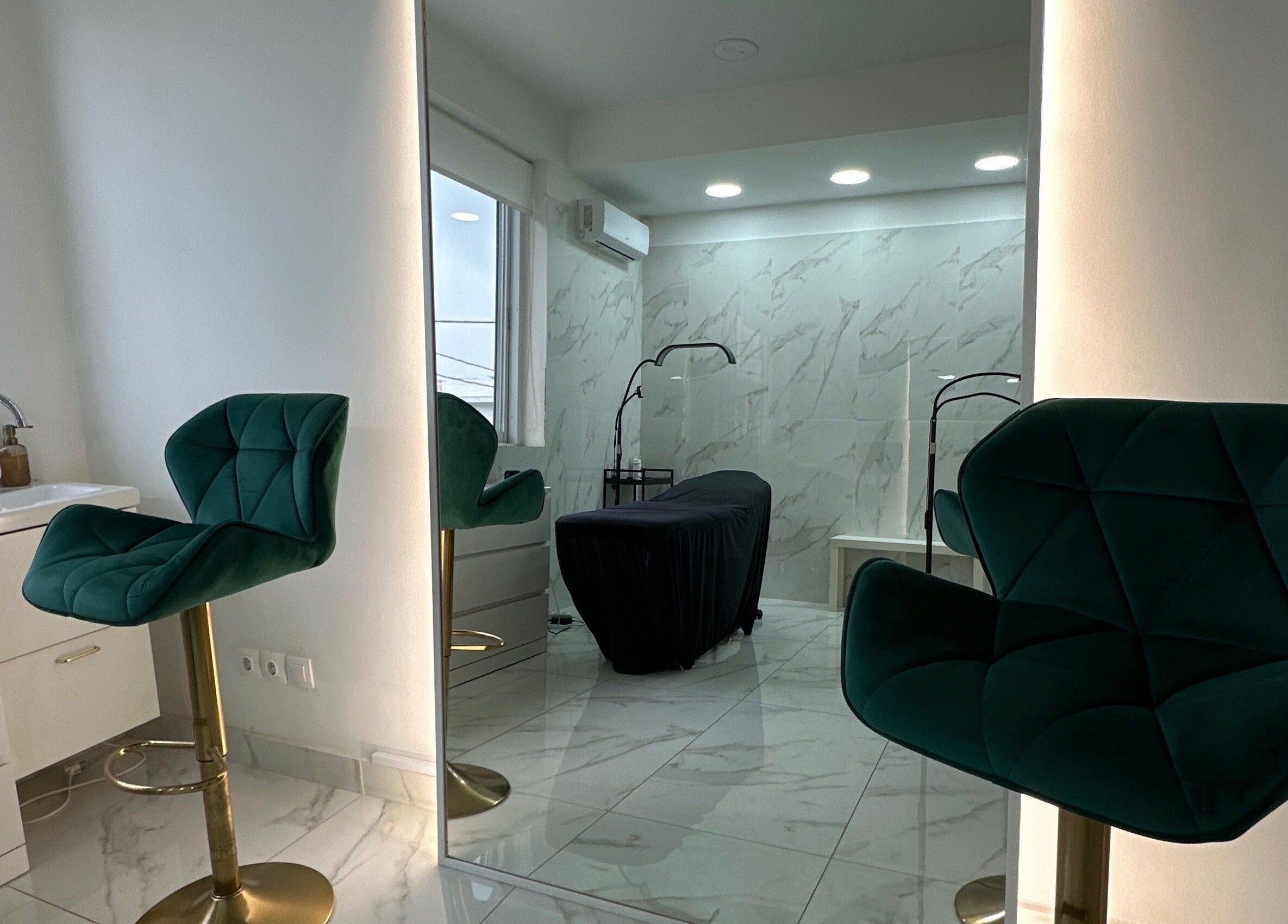 Εσωτερικό του Luxlashes by Mariana με πολυτελή καρέκλα στο Πειραιάς, GR.