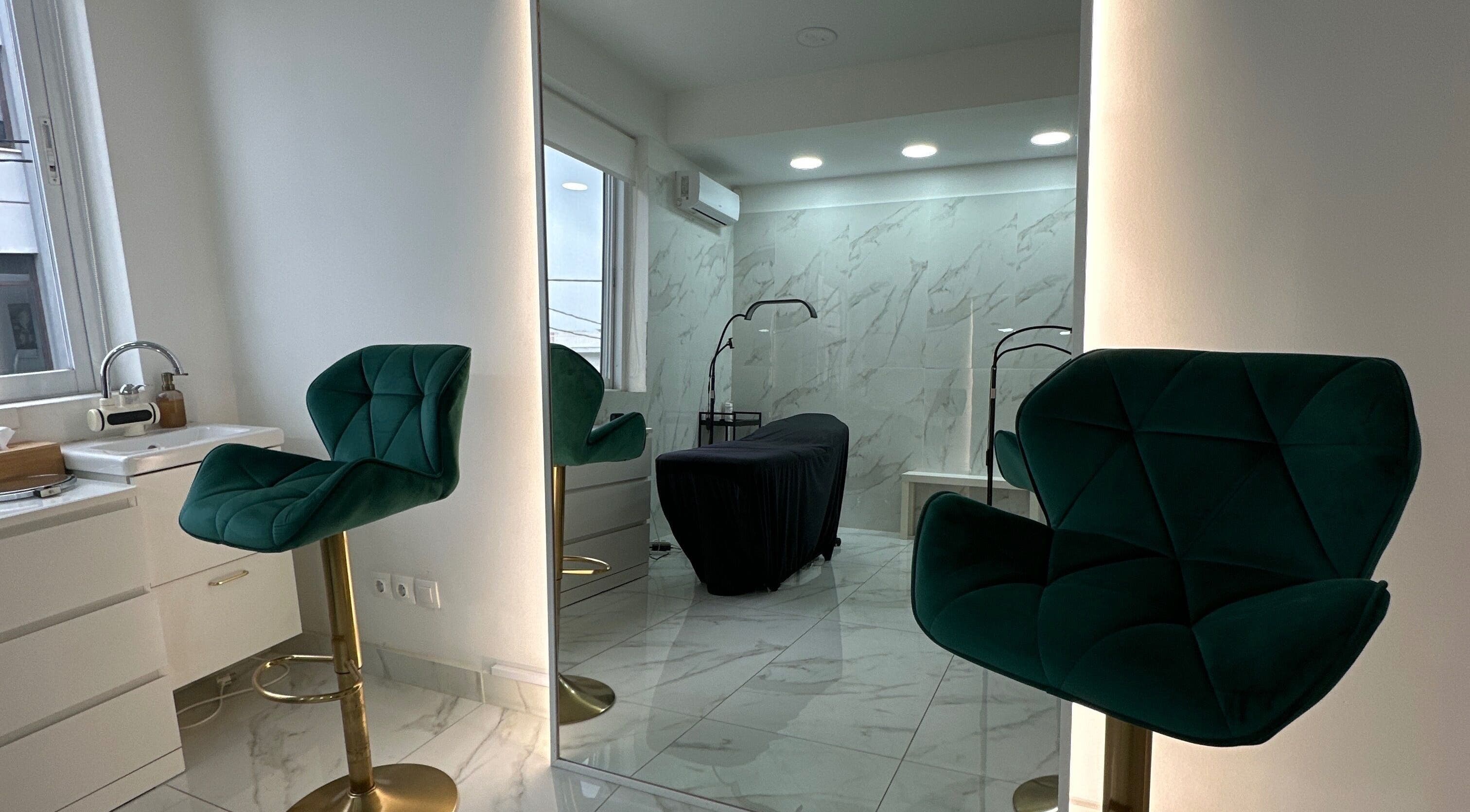 Εσωτερικό του Luxlashes by Mariana με πολυτελή καρέκλα στο Πειραιάς, GR.