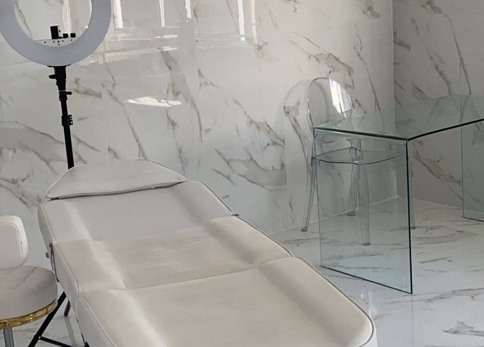 Ο μοντέρνος χώρος της Luxlashes by Mariana στην Πειραιάς, GR με άνετο κρεβάτι και κομψά διακοσμητικές λεπτομέρειες.