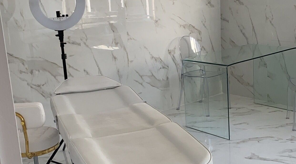 Ο μοντέρνος χώρος της Luxlashes by Mariana στην Πειραιάς, GR με άνετο κρεβάτι και κομψά διακοσμητικές λεπτομέρειες.