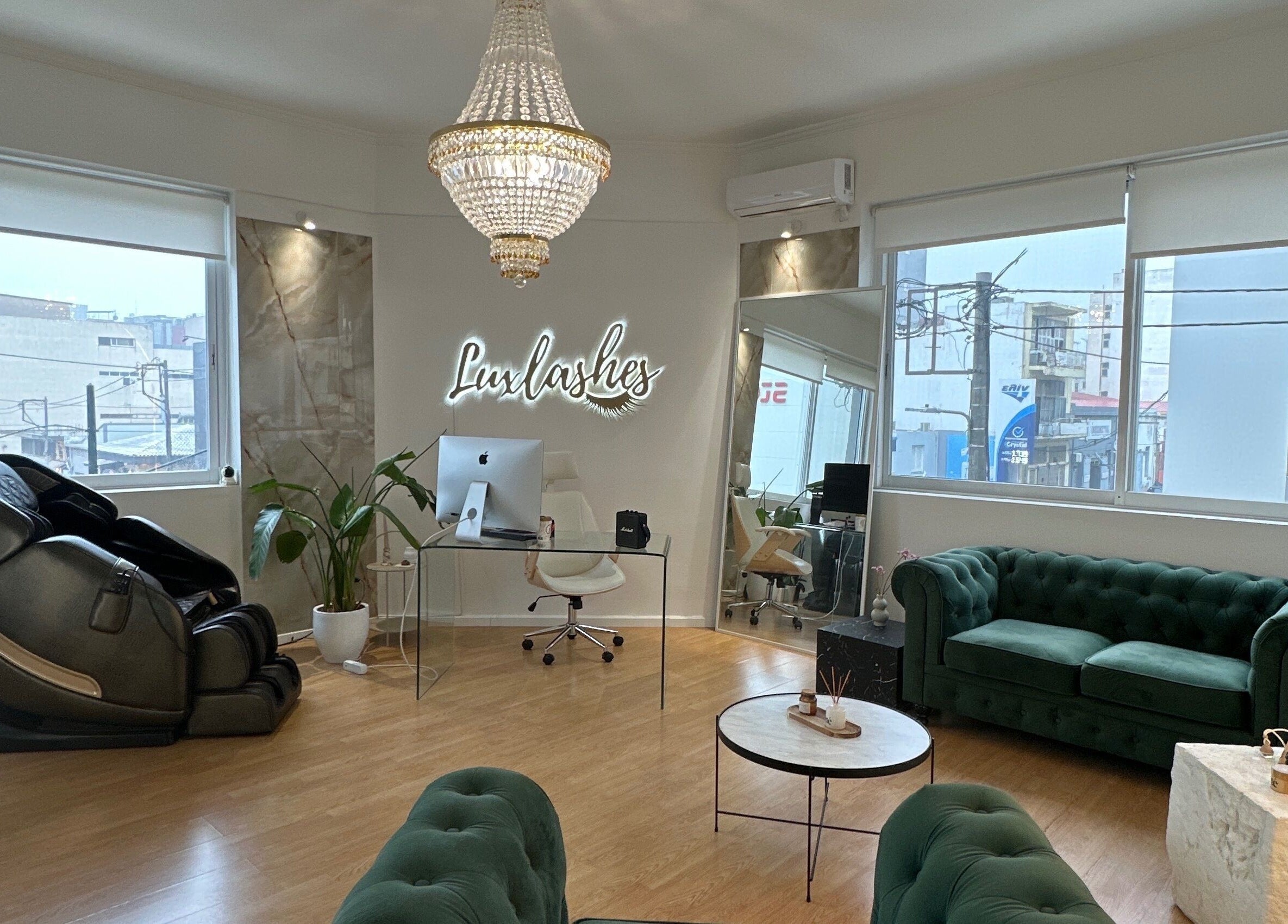 Εσωτερικό σαλόνι Luxlashes by Mariana, Πειραιάς, GR με πολυτελή έπιπλα και φωτισμό.