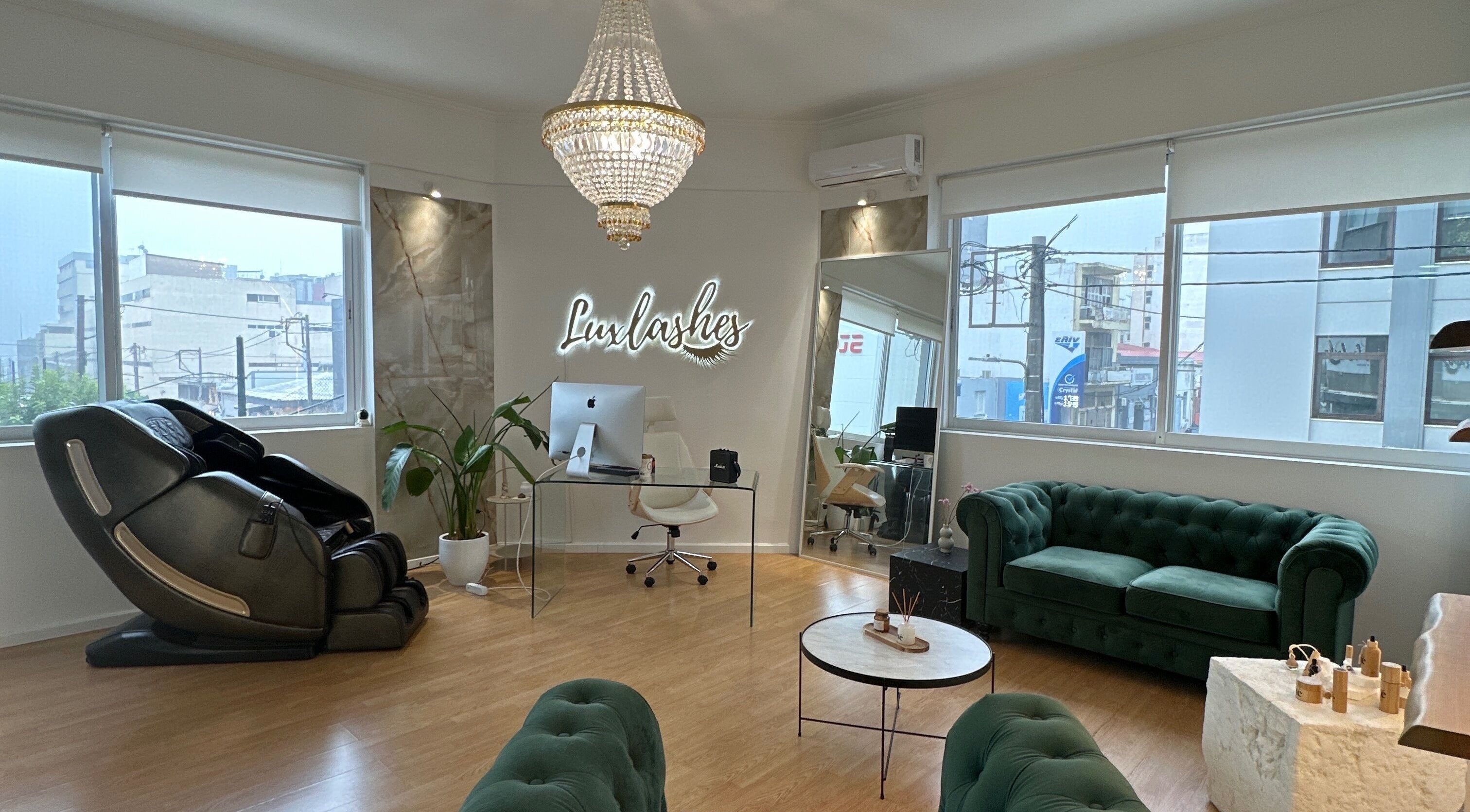 Εσωτερικό σαλόνι Luxlashes by Mariana, Πειραιάς, GR με πολυτελή έπιπλα και φωτισμό.
