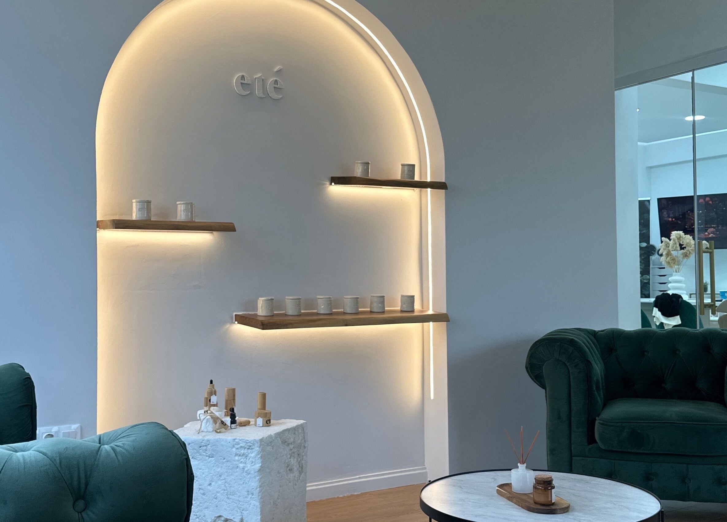 Κομψό εσωτερικό σαλονιού στο Luxlashes by Mariana, Πειραιάς, GR.