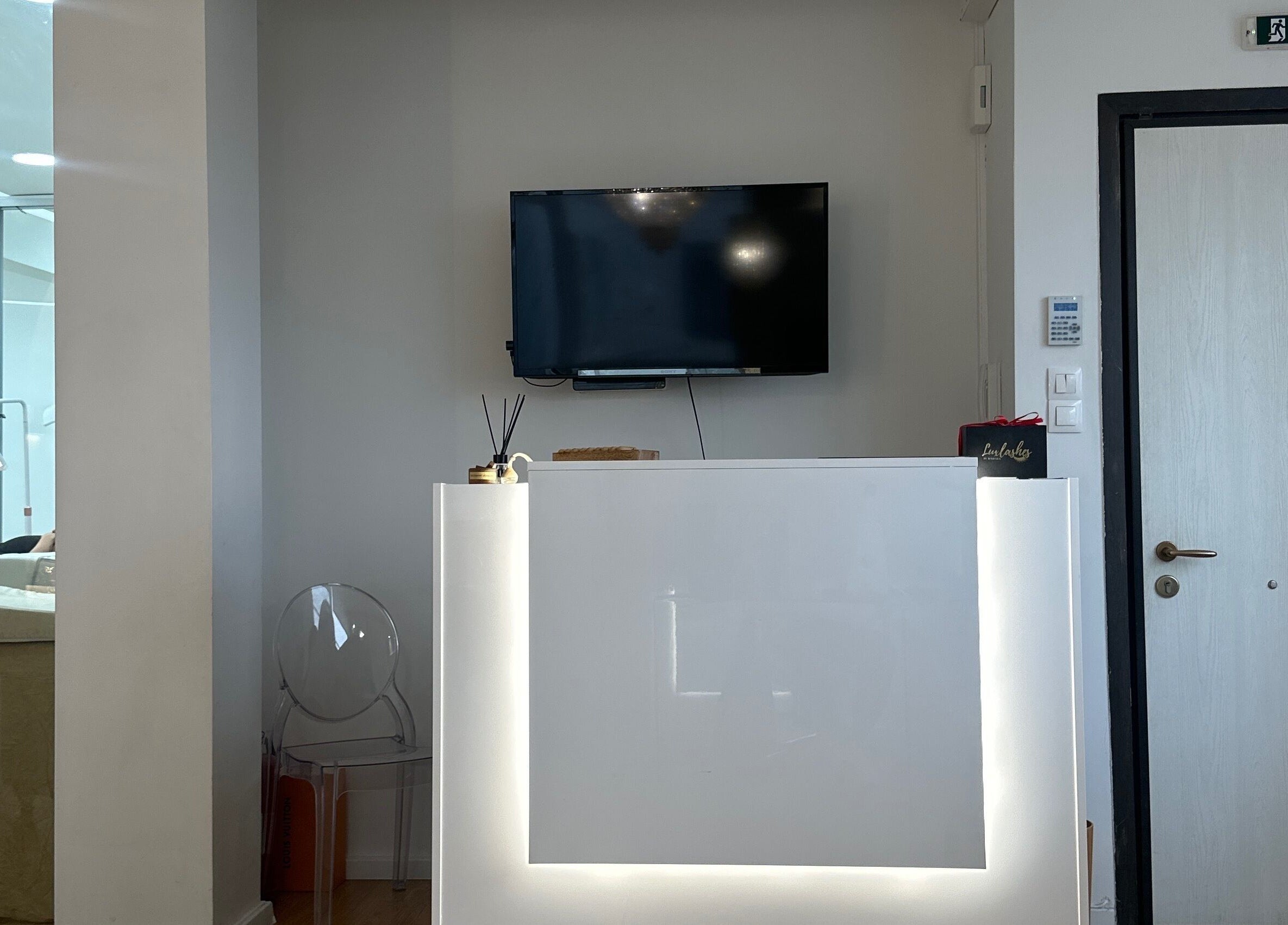 Υποδοχή στο Luxlashes by Mariana, Πειραιάς, GR γύρω από μοντέρνα διακόσμηση και τηλεόραση.