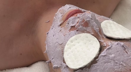 Relaxing lavender facial treatment at Studio Beauté Deluxe, Montréal, Québec, CA. Experience rejuvenation.
