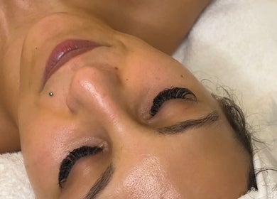 Relaxed client with enhanced lashes at Studio Beauté Deluxe, Vibras Salon d’Ésthetique, Montréal, Québec, CA.