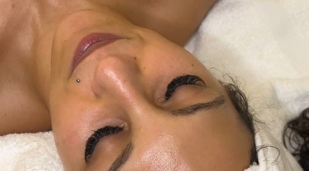 Relaxed client with enhanced lashes at Studio Beauté Deluxe, Vibras Salon d’Ésthetique, Montréal, Québec, CA.