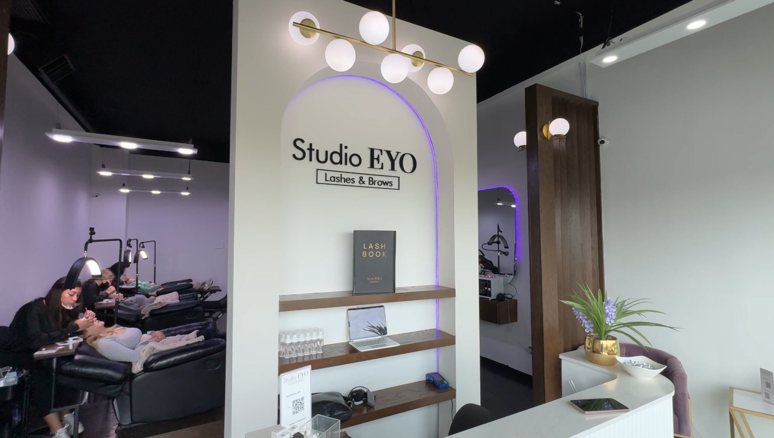 Interior moderno de Studio Eyo en Chihuahua, Chihuahua, MX, con sillas de belleza y decoración elegante.