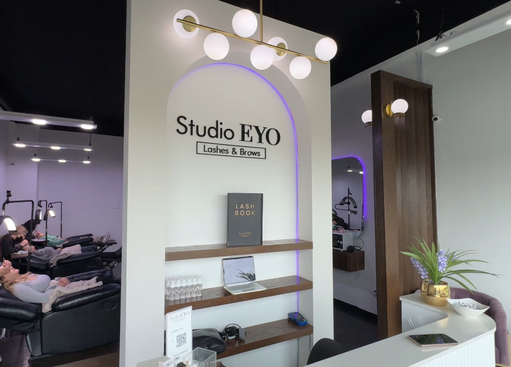 Interior moderno de Studio Eyo en Chihuahua, Chihuahua, MX, con sillas de belleza y decoración elegante.
