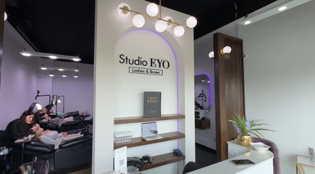 Interior moderno de Studio Eyo en Chihuahua, Chihuahua, MX, con sillas de belleza y decoración elegante.