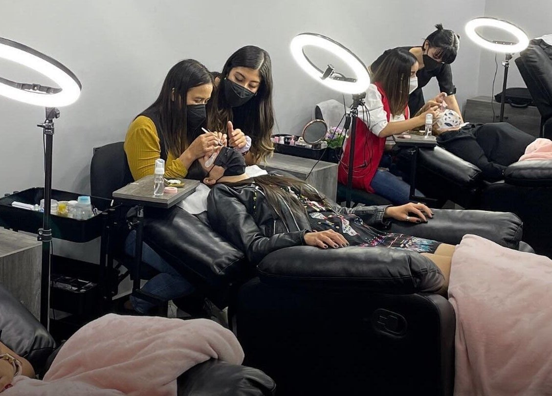 Clientes recibiendo tratamientos de belleza en Studio Eyo, Chihuahua, Chihuahua, MX.