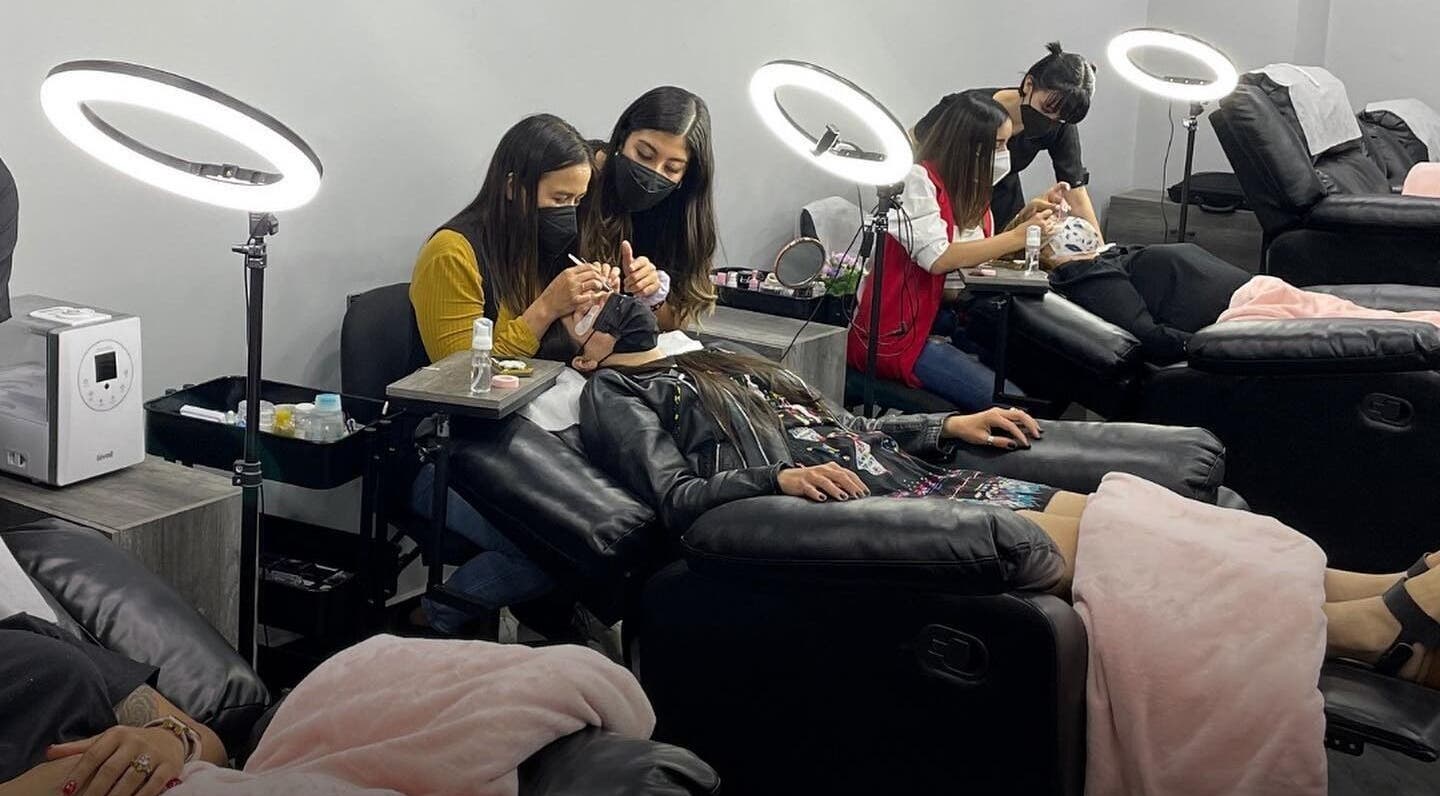 Clientes recibiendo tratamientos de belleza en Studio Eyo, Chihuahua, Chihuahua, MX.