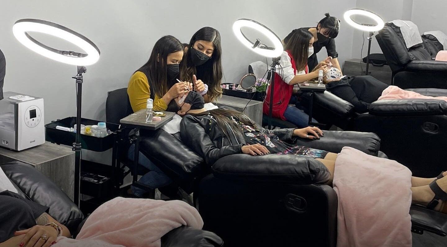 Clientes recibiendo tratamientos de belleza en Studio Eyo, Chihuahua, Chihuahua, MX.