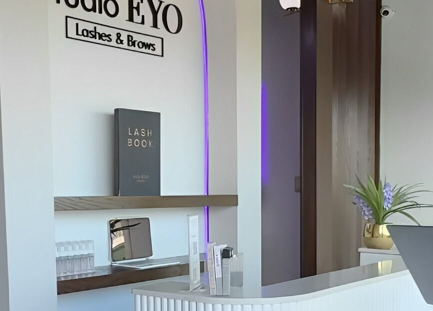 Recepción moderna en Studio Eyo, Chihuahua, Chihuahua, MX con decoración elegante y planta en maceta.