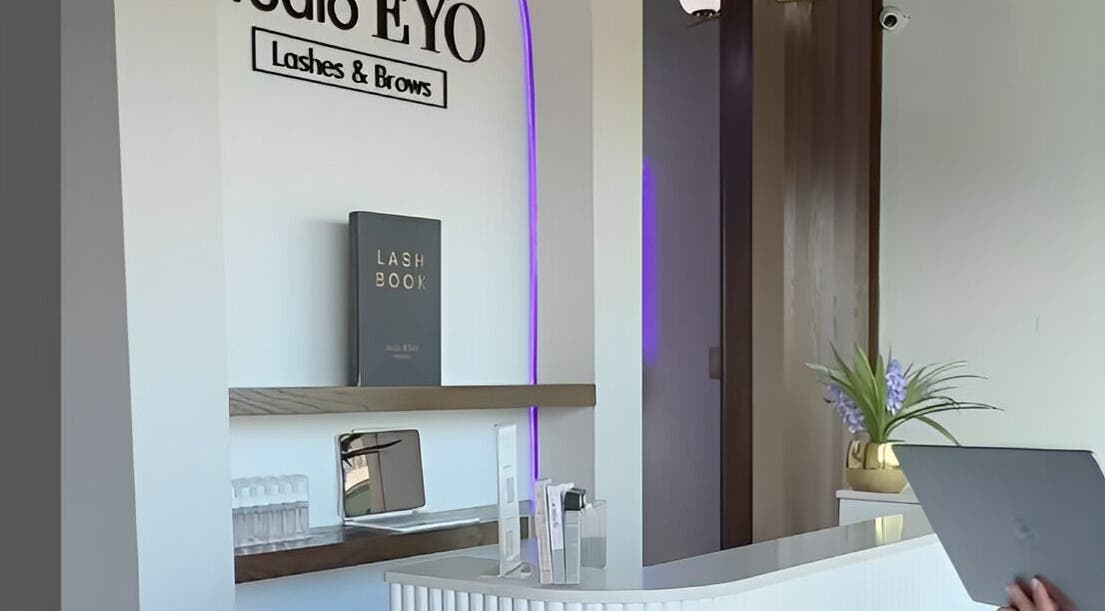 Recepción moderna en Studio Eyo, Chihuahua, Chihuahua, MX con decoración elegante y planta en maceta.